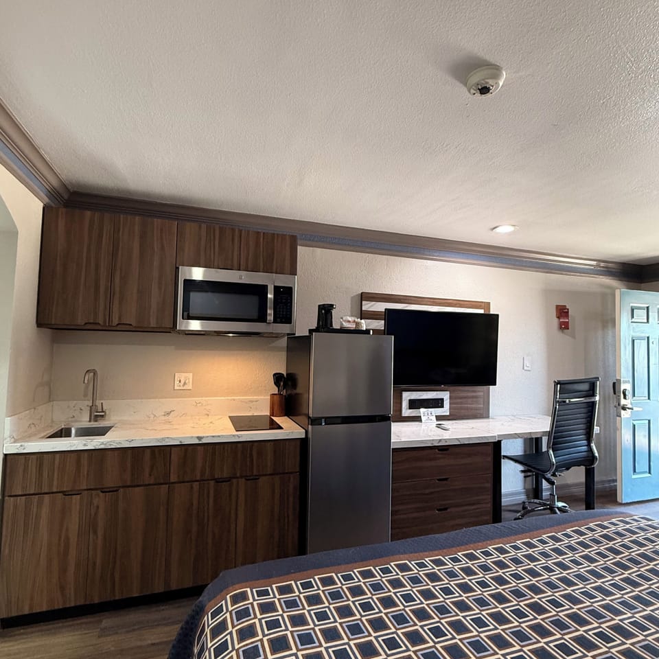 Room, 1 King Bed | Private kitchen | Coffee/tea maker, fridge, microwave