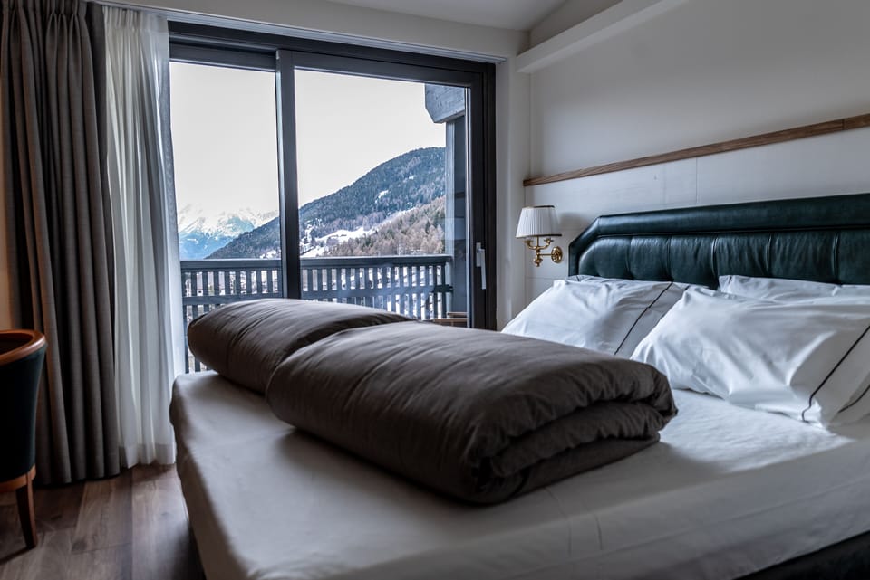 Premium bedding, down comforters, minibar, in-room safe
