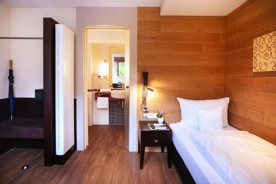Economy Single Room, 1 Twin Bed, Non Smoking | Hypo-allergenic bedding, in-room safe, desk, laptop workspace