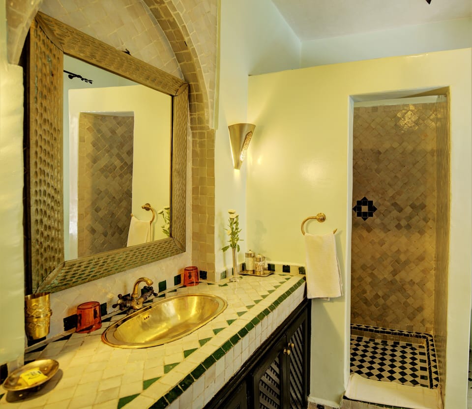 Standard Double Room (Cherratine) | Bathroom | Shower, free toiletries, hair dryer, towels