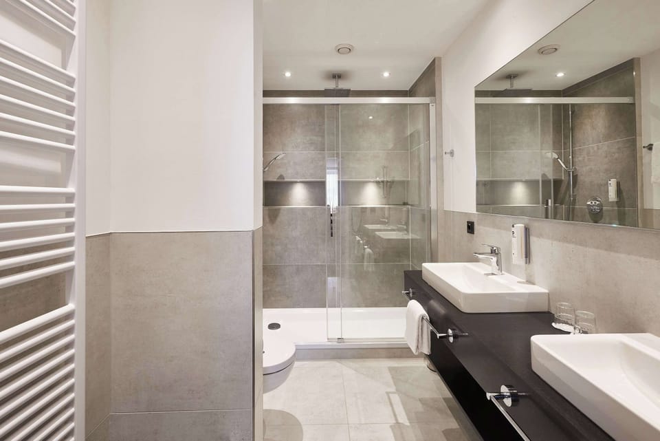 Suite, Multiple Beds, Balcony (Separate Living Room) | Bathroom | Combined shower/tub, hair dryer, towels