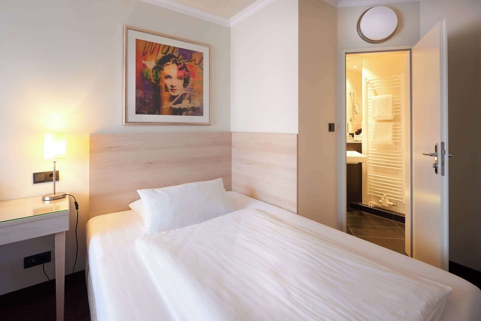 Standard Room, 1 Twin Bed | Hypo-allergenic bedding, in-room safe, desk, laptop workspace