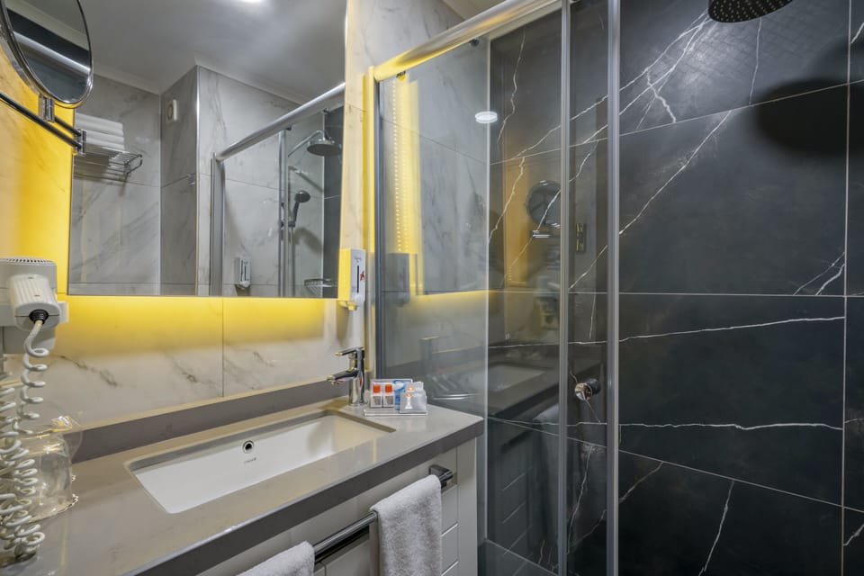 Family Room, 2 Bedrooms | Bathroom | Free toiletries, hair dryer, slippers, towels