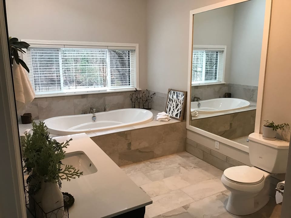 Studio Suite | Jetted tub