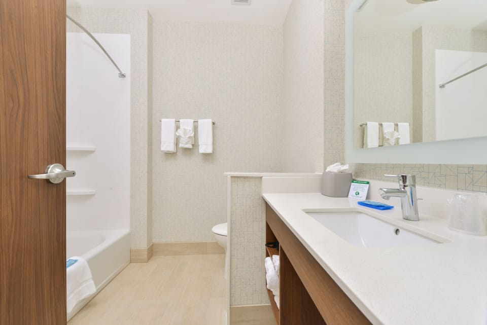 Room, Accessible, Non Smoking (Hearing) | Bathroom | Towels
