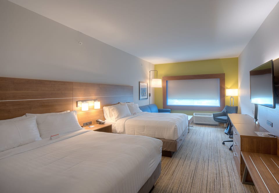 Premium bedding, in-room safe, desk, laptop workspace