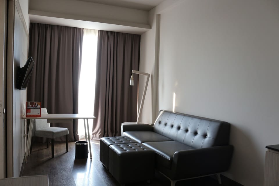 Suite Double room | Living area | 32-inch LED TV with cable channels, TV