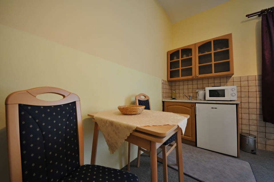 Basic Apartment, 1 Double Bed, Kitchenette (Room 6) | Private kitchenette