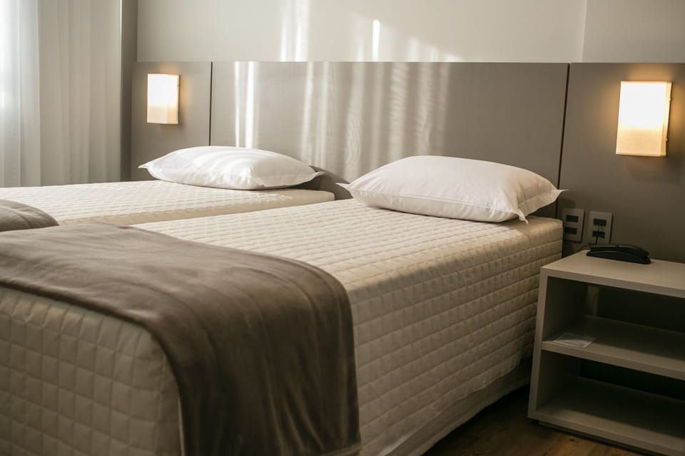 Deluxe Twin Room | Minibar, in-room safe, desk, blackout drapes
