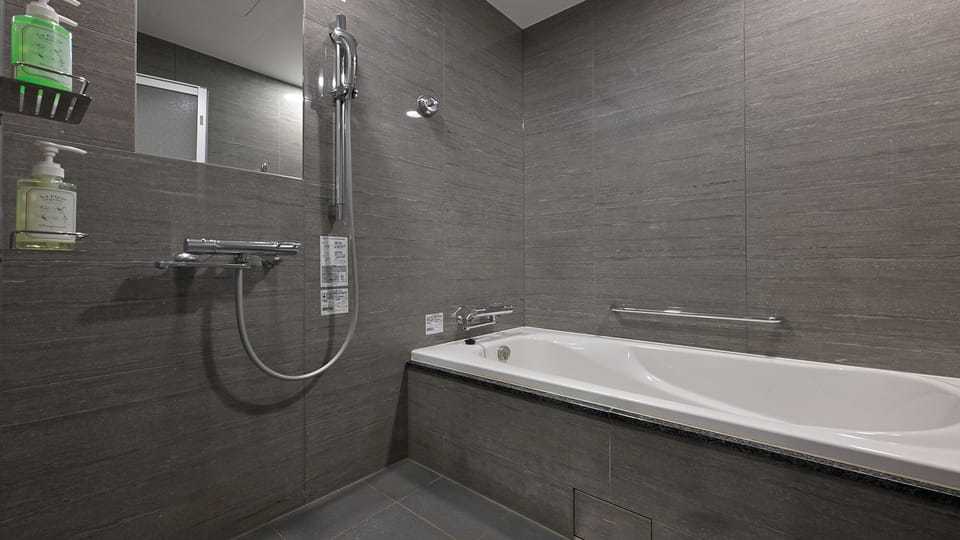 Superior Twin Room, Non Smoking | Bathroom | Separate tub and shower, free toiletries, hair dryer, slippers