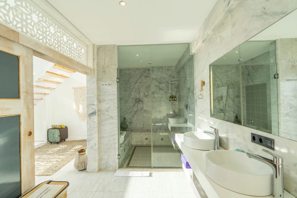 Bathtub, free toiletries, hair dryer, bathrobes