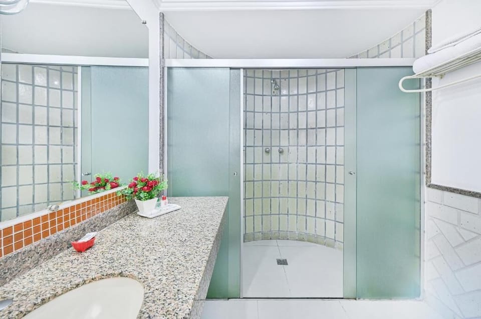 Shower, free toiletries, towels