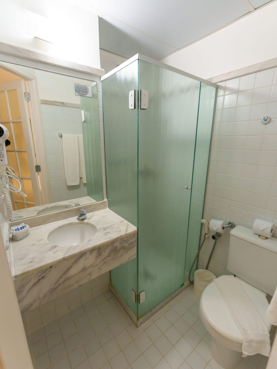 Shower, free toiletries, towels