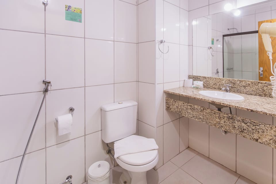 Shower, free toiletries, towels