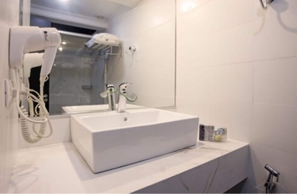 Standard Twin Room | Bathroom | Shower, rainfall showerhead, free toiletries, hair dryer