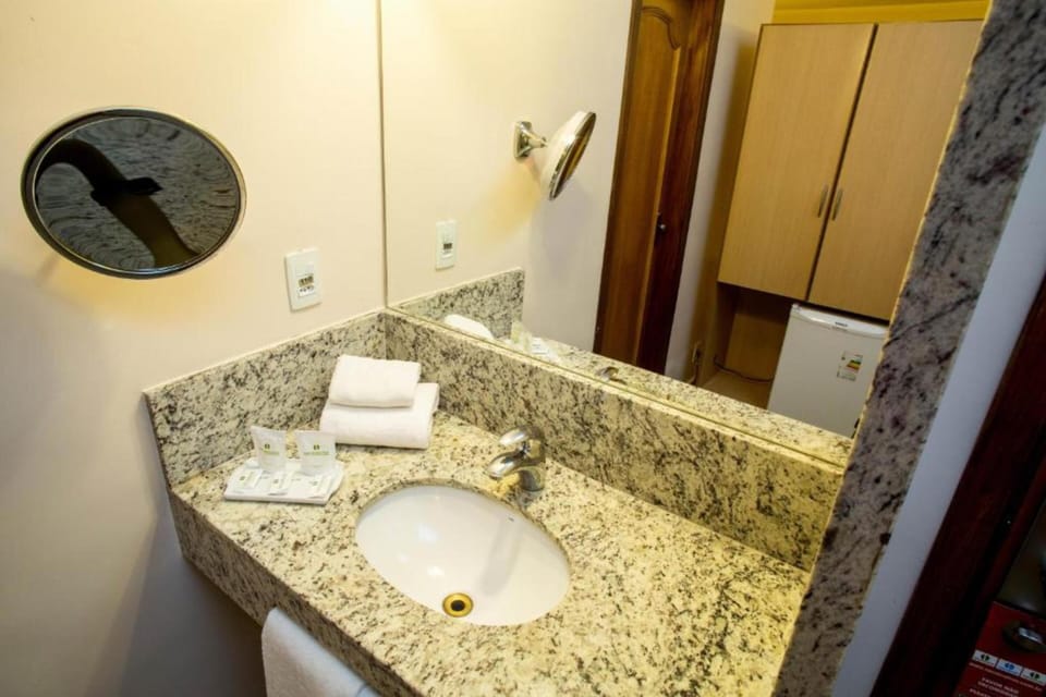 Superior Twin Room | Bathroom | Shower, free toiletries, hair dryer, towels
