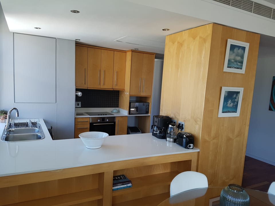 Full-size fridge, microwave, oven, stovetop