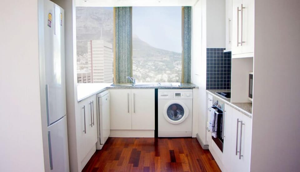 Full-size fridge, microwave, oven, stovetop