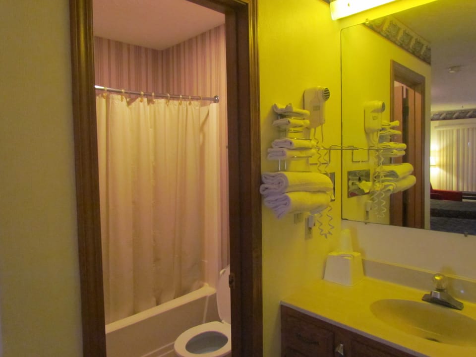 Combined shower/tub, free toiletries, towels