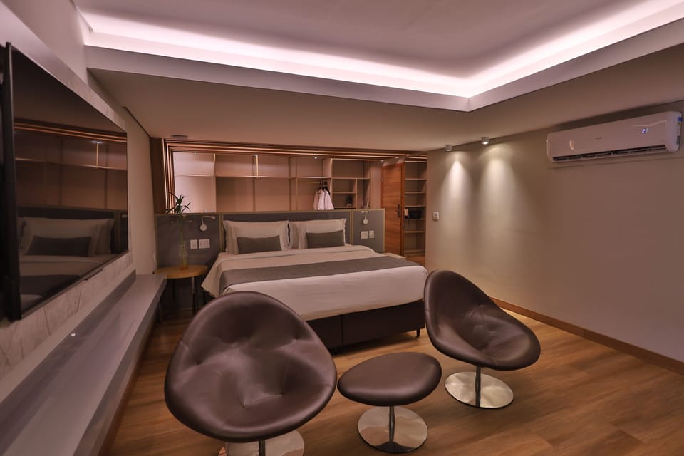 Senior Suite | Minibar, in-room safe, desk, blackout drapes