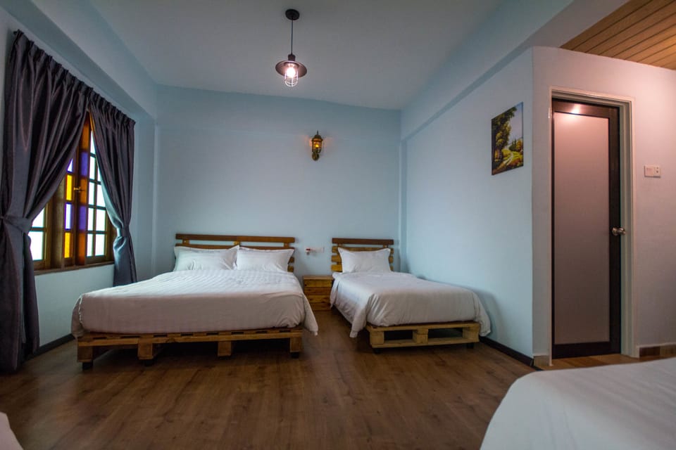 Deluxe Suite | Iron/ironing board, free WiFi