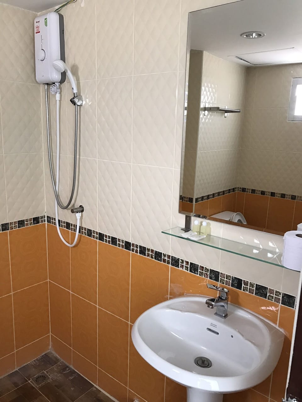 Budget Room | Bathroom | Free toiletries, towels