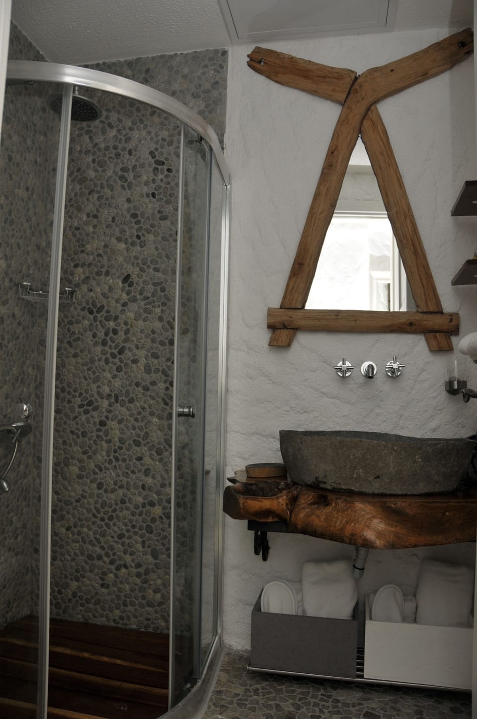 Standard Room, 1 Bedroom, Non Smoking, Courtyard View | Bathroom | Shower, free toiletries, hair dryer, slippers