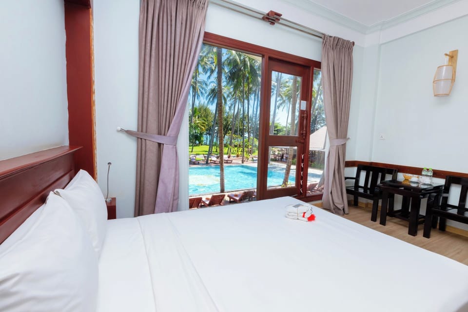 Superior Room, Pool View (No Balcony) | Minibar, in-room safe, desk, soundproofing