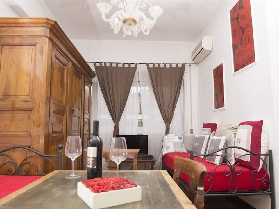 Superior Double Room, Private Bathroom, City View (Aventino bagno esterno  ) | 1 bedroom