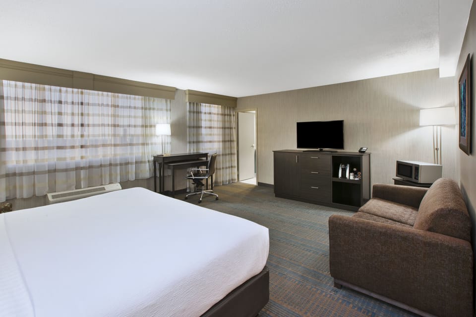 Standard Room, 1 King Bed (High Floor) | Pillowtop beds, desk, laptop workspace, blackout drapes