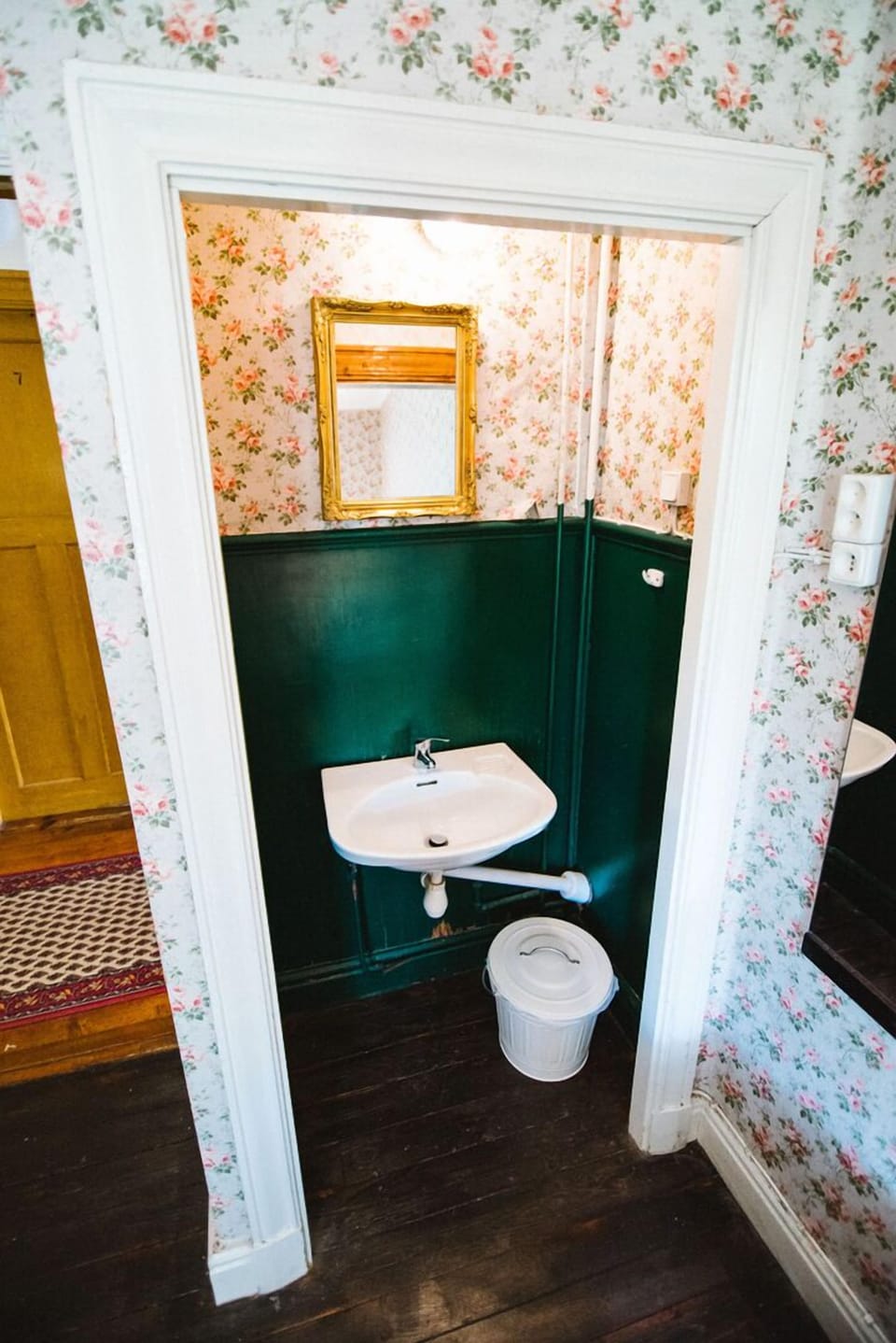Bathroom sink