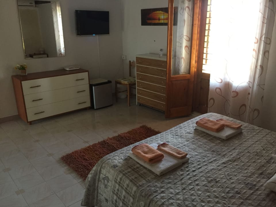 Classic Double Room, 1 Double Bed, Balcony | Desk, rollaway beds, free WiFi, bed sheets