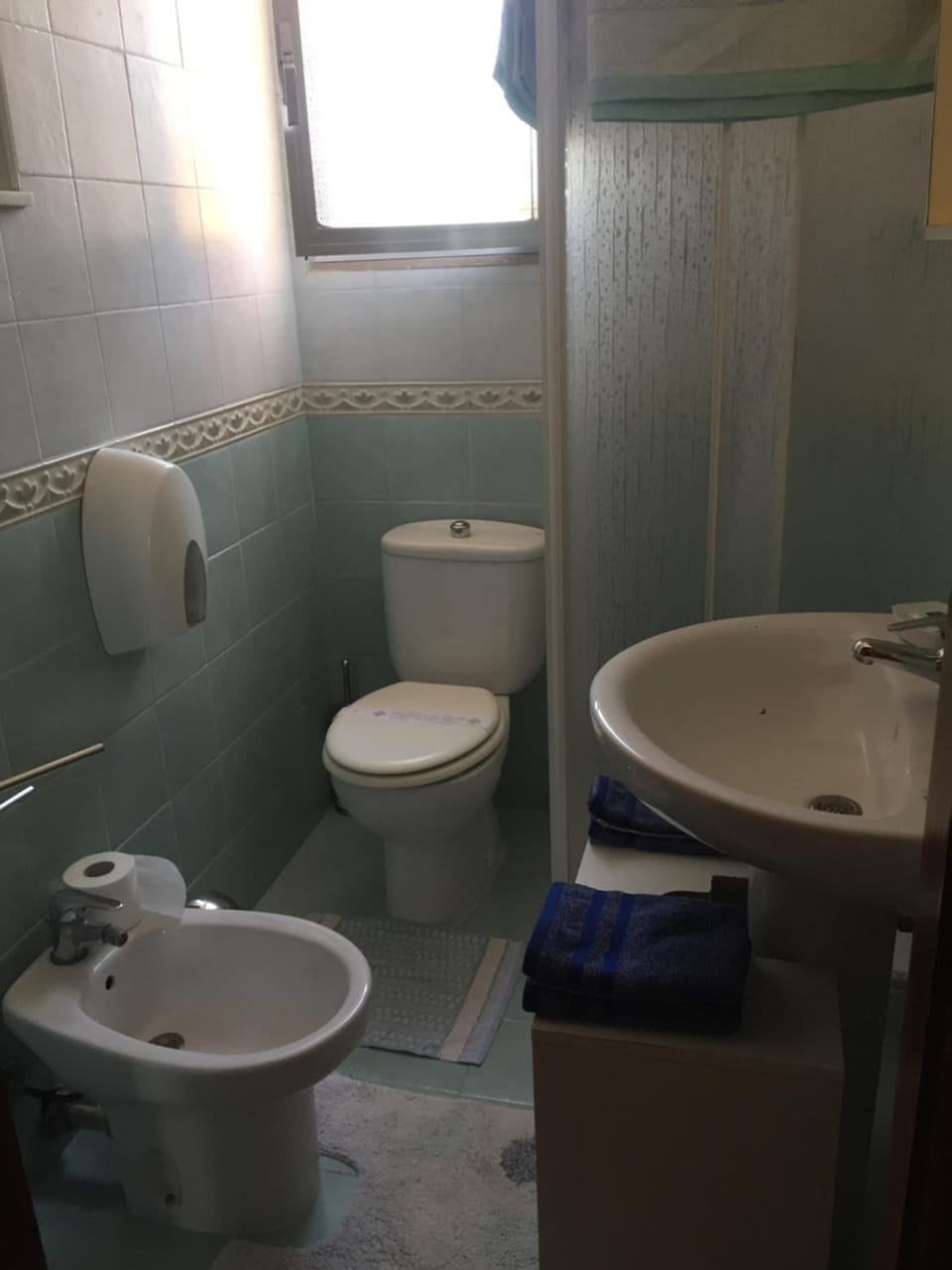 Shower, rainfall showerhead, free toiletries, hair dryer
