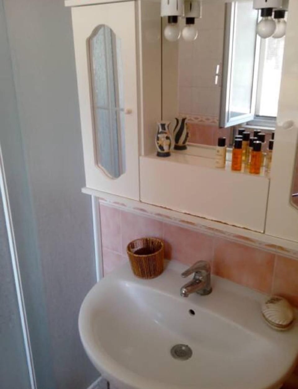 Shower, rainfall showerhead, free toiletries, hair dryer
