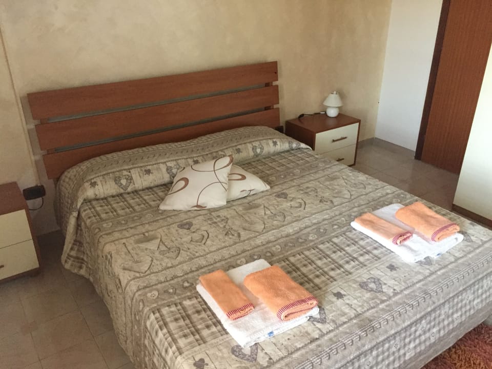Classic Double Room, 1 Double Bed, Balcony | Desk, rollaway beds, free WiFi, bed sheets