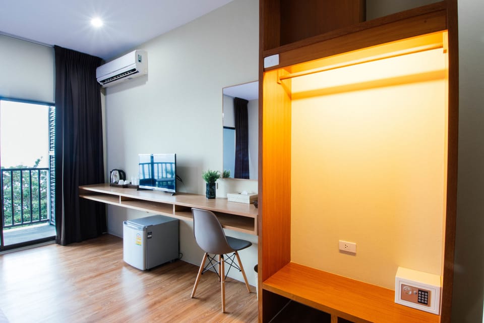 Deluxe Double or Twin Room with Sea View | Premium bedding, minibar, in-room safe, desk