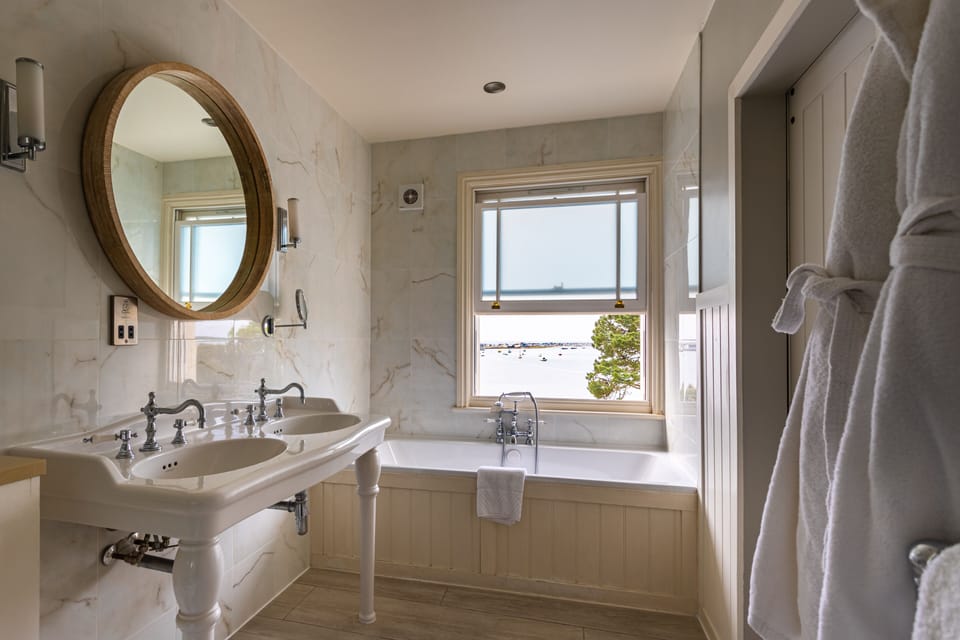 Deluxe Double Room, Harbor View | Bathroom | Designer toiletries, hair dryer, bathrobes, slippers