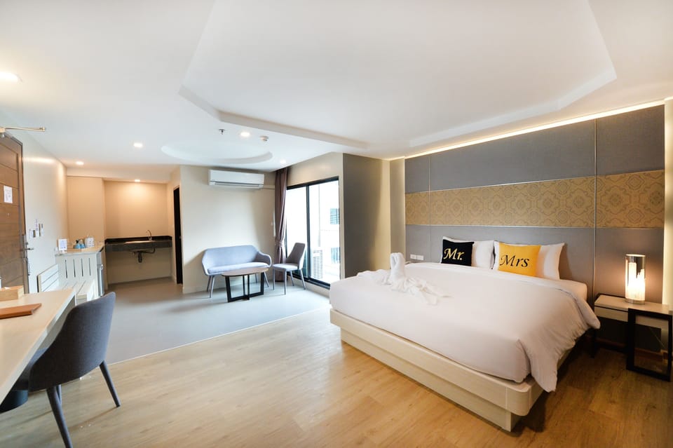 Premium Suite | In-room safe, desk, blackout drapes, free WiFi