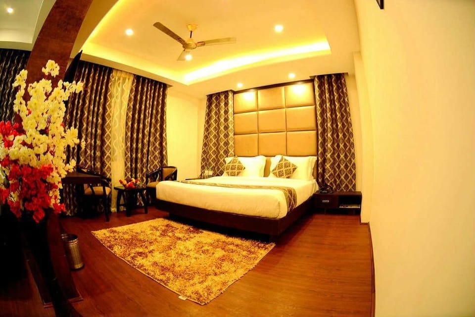 Minibar, in-room safe, laptop workspace, soundproofing