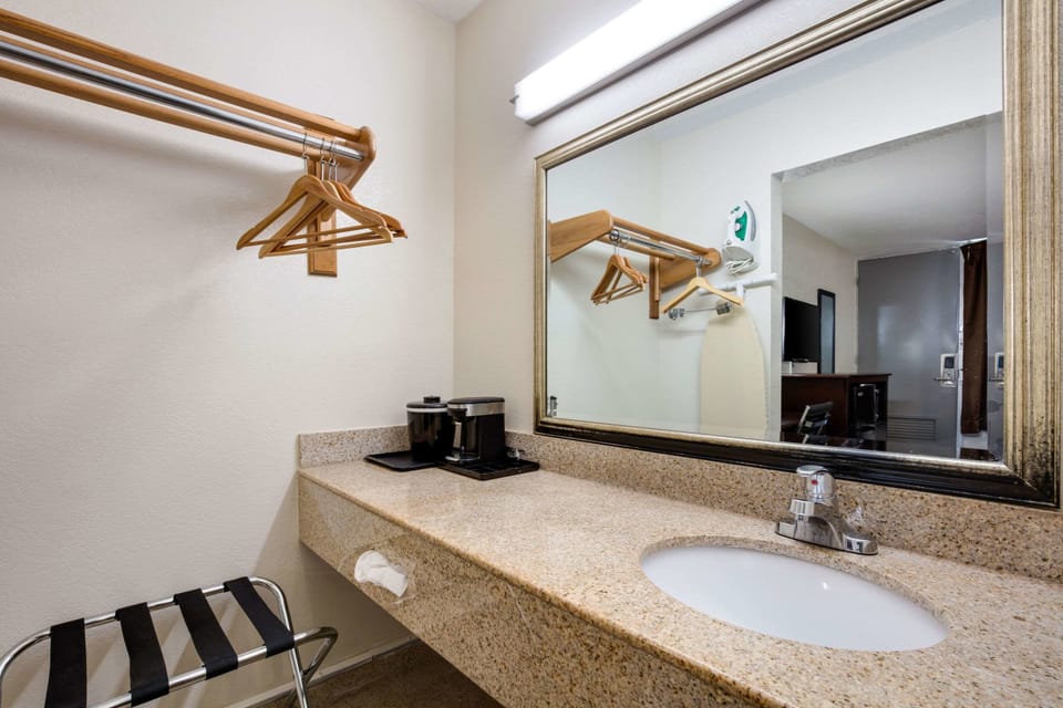 Standard Room, 1 King Bed, Non Smoking | Bathroom | Towels