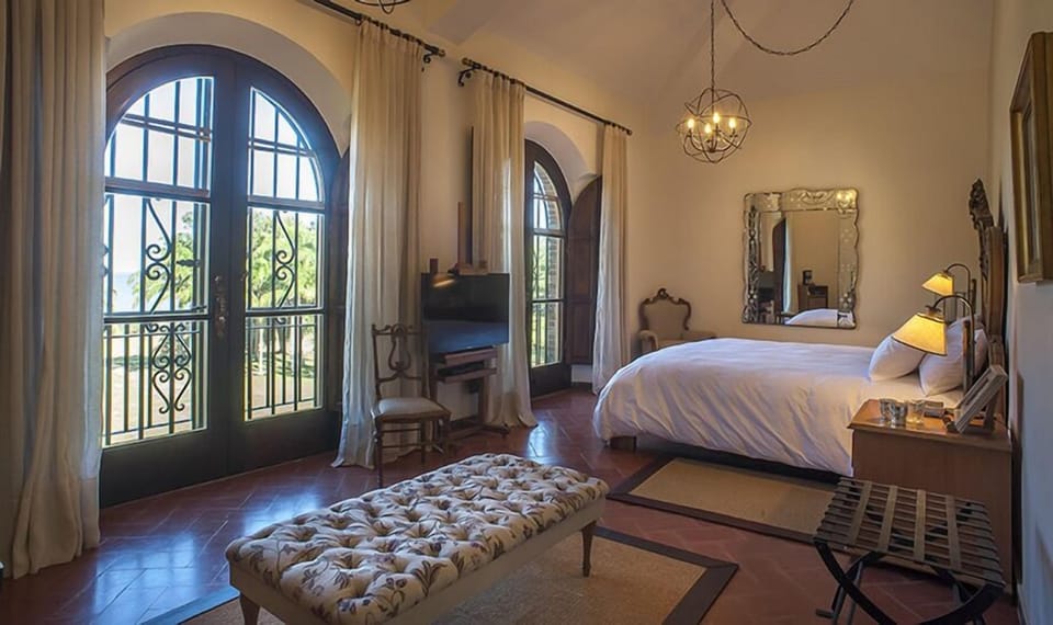 Executive Suite | Minibar, in-room safe, desk, soundproofing