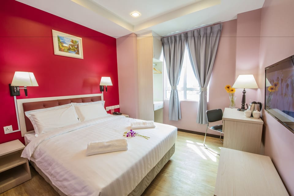 Deluxe Queen | Desk, iron/ironing board, rollaway beds, free WiFi