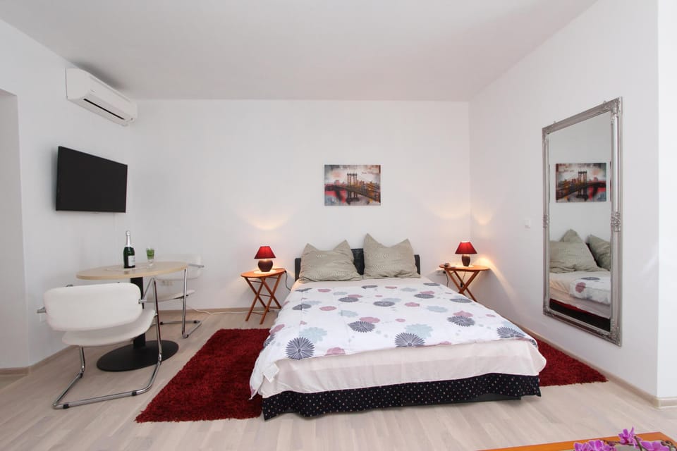 Comfort Studio, 1 Double Bed, Balcony | Iron/ironing board, free WiFi, bed sheets