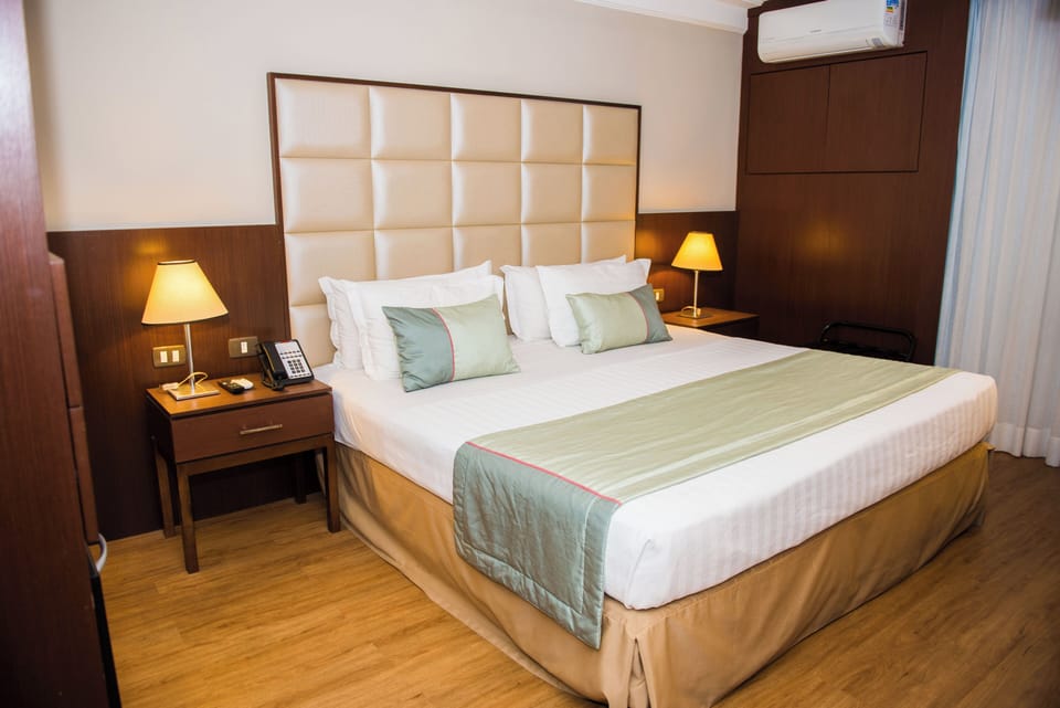 Executive Double Room, 1 King Bed | Bathroom | Free toiletries, hair dryer, towels
