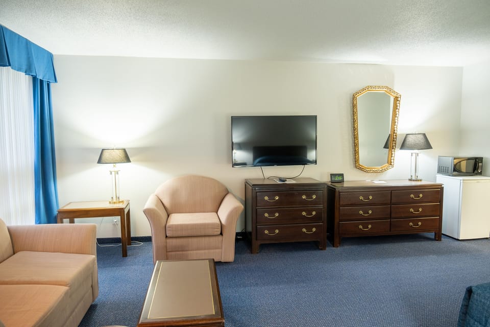 Deluxe Room | Laptop workspace, iron/ironing board, free WiFi, bed sheets