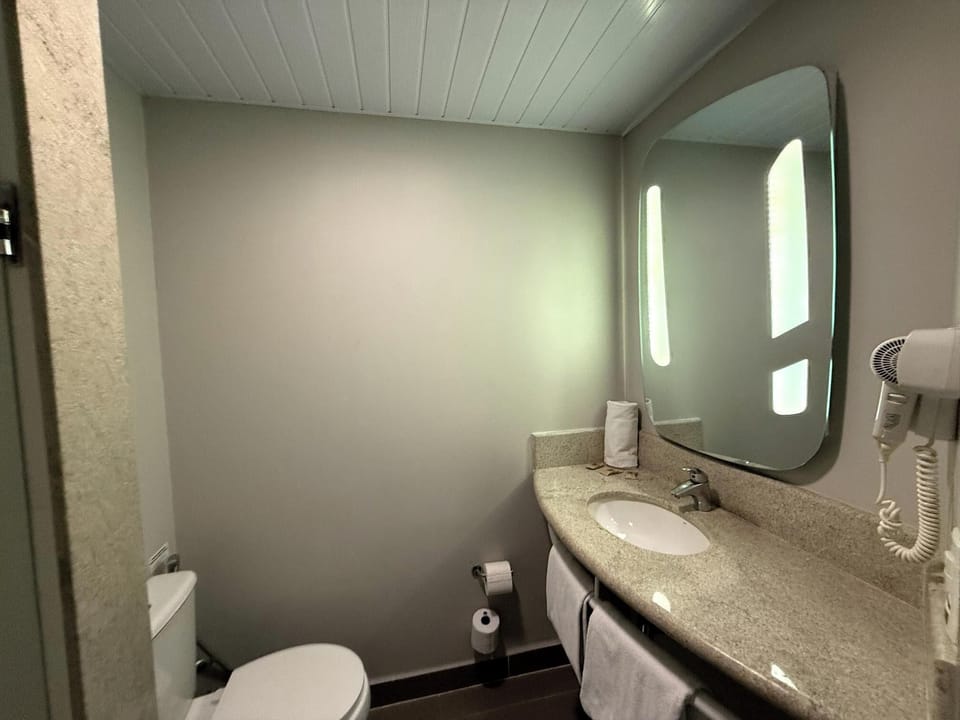 Shower, eco-friendly toiletries, towels