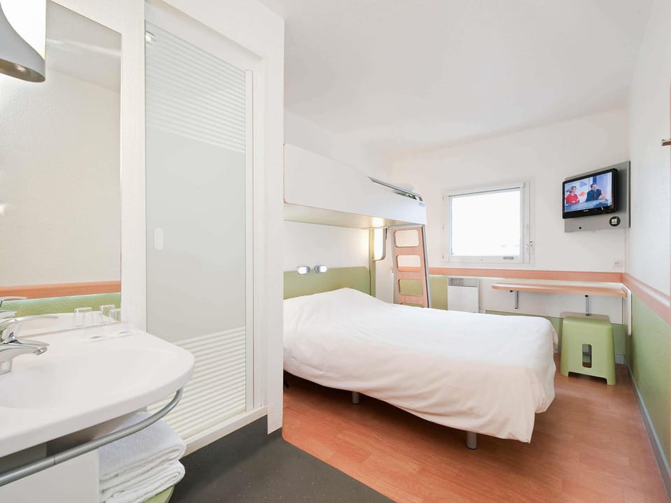 Desk, blackout drapes, free WiFi, bed sheets