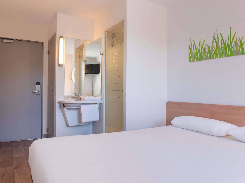 Double Room | Desk, blackout drapes, free WiFi, bed sheets