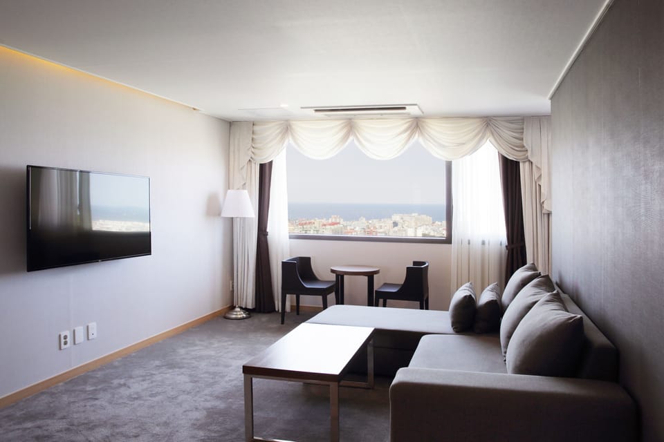 Deluxe Suite (Mountain/Ocean View assigned on site) | Desk, blackout drapes, free WiFi