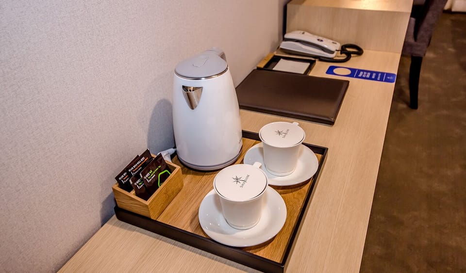 Deluxe Triple Room | Desk, blackout drapes, free WiFi